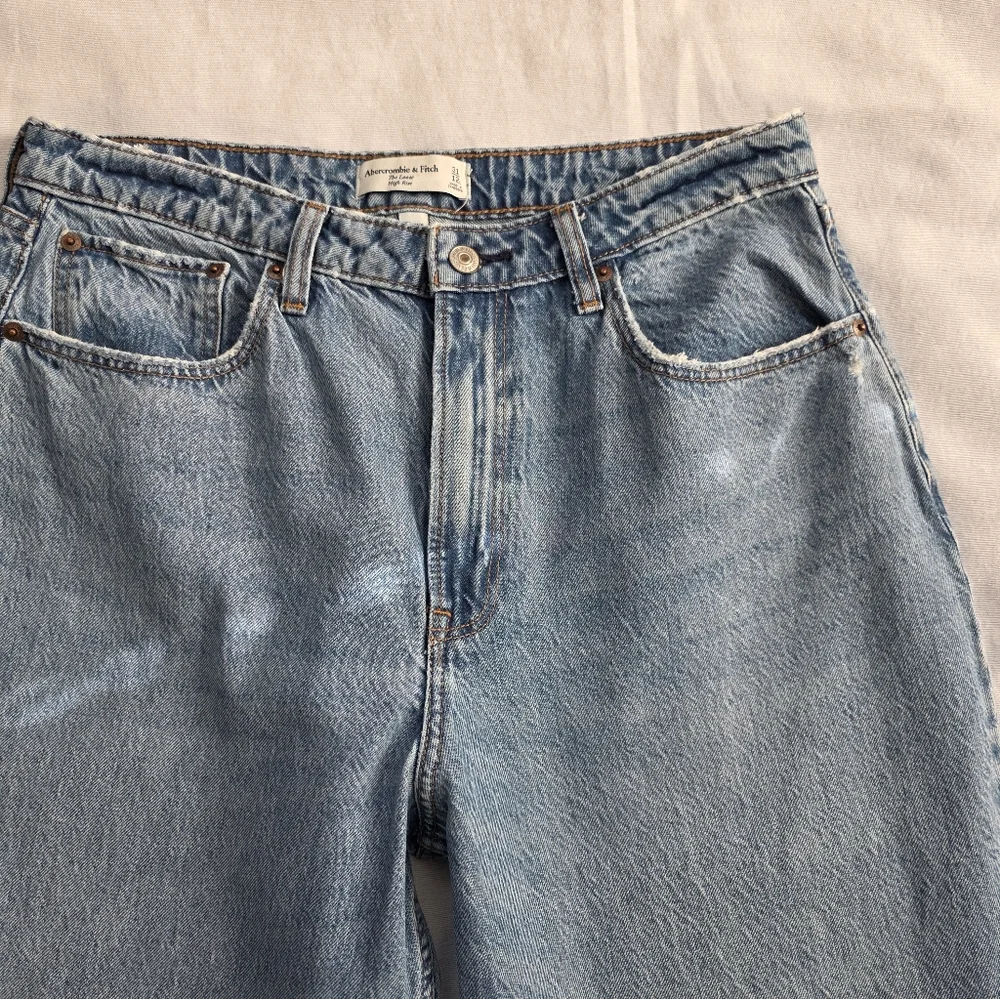 Abercrombie & Fitch The Loose High Rise Light Wash Size 31/12L - Picture 3 of 7